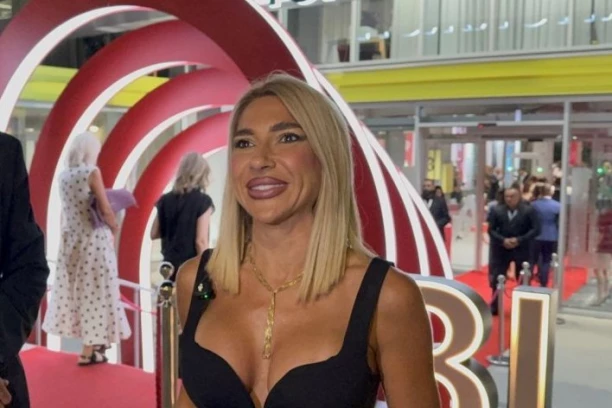 JOVANA JEREMIĆ SVOJIM IZDANJEM ZAKUCALA MUŠKARCE ZA MALE EKRANE: Savršene dude naciju da izlude! (FOTO)