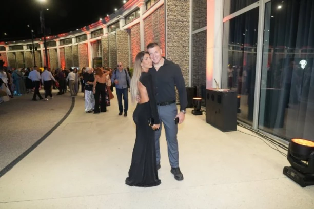 SAMO NAKIT VREDI SKORO KAO STAN U BEOGRADU: Jelena i Sloba Radanović kao gospodin i gospođa Smit!