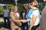 Ministarka Stamenkovski u Pančevo, spremala limunadu za mališane u Domu, pa krenula sa sve keceljom! (VIDEO)