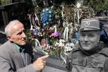 DO 40. DANA BIĆU SVAKI DAN OVDE! Vladimir Živković kraj Mladićevog groba: ZLO PRETI, mnogo je među mladima zavedenih da ne budu patriote (FOTO, VIDEO)