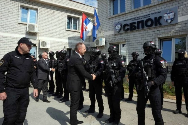 DIREKTOR POLICIJE U TAJNOJ BAZI UKP! Pogledajte naoružanje i opremu kojom kreću u udar na kriminalne grupe!