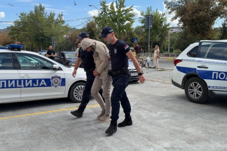 UZEO LJUDIMA SVA DOKUMENTA I DRŽAO IH KAO ROBOVE! Horor u Novom Pazaru - uhapšen, oduzet mu i skupoceni džip! (FOTO, VIDEO)
