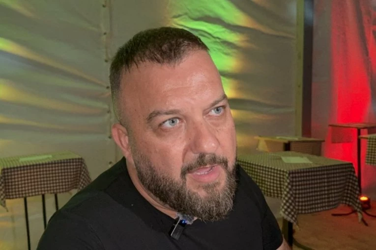 REPUBLIKA NA ŠABAČKOM VAŠARU! Borko Radivojević zagrmeo: "ISTI JE NAROD KAO U SAVA CENTRU" (VIDEO)