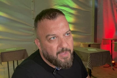 REPUBLIKA NA ŠABAČKOM VAŠARU! Borko Radivojević zagrmeo: "ISTI JE NAROD KAO U SAVA CENTRU" (VIDEO)