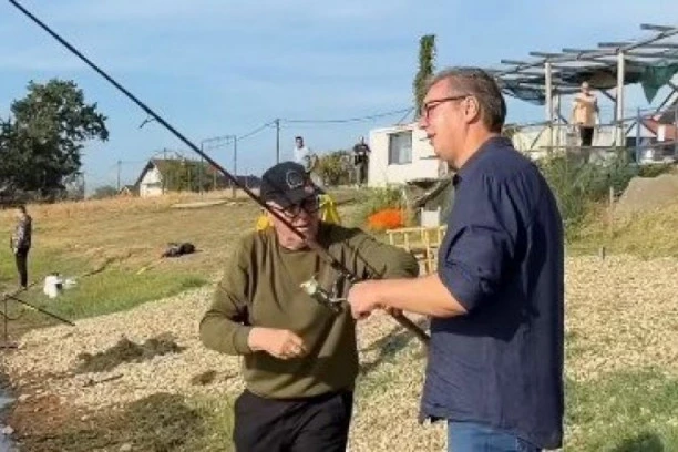 SAM SVOJ MAJSTOR! Vučić na Šalinačkom jezeru kod Smedereva, stigao sam vozeći automobil! (VIDEO)