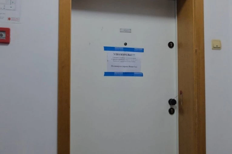 IZA OVIH VRATA SE DOGODILO STRAVIČNO UBISTVO! Prve slike sa mesta zločina u Novom Sadu: Sin presudio majci nožem, nije joj bilo spasa! (FOTO)