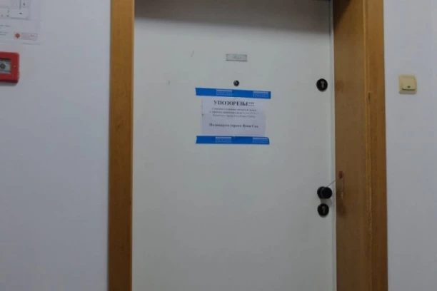 IZA OVIH VRATA SE DOGODILO STRAVIČNO UBISTVO! Prve slike sa mesta zločina u Novom Sadu: Sin presudio majci nožem, nije joj bilo spasa! (FOTO)