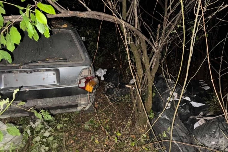 FILMSKA POTERA! Krijumčari bežali automobilima bez tablica, policija pronašla 185 kilograma duvana u šumi (FOTO)