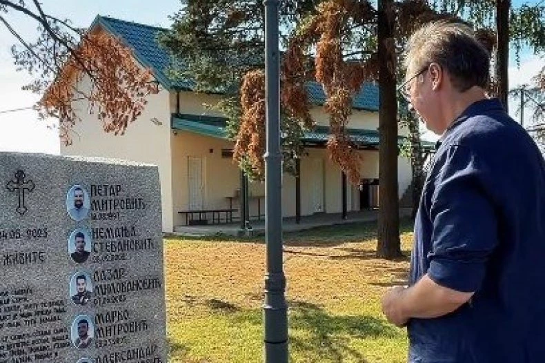 VUČIĆ POLOŽIO VENCE U MALOM ORAŠJU I DUBONI, PA ZAPLAKAO! Posetio porodice Todorović i Panić, koji su u sumantuom napadu izgubili DECU! (VIDEO)