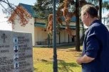VUČIĆ POLOŽIO VENCE U MALOM ORAŠJU I DUBONI, PA ZAPLAKAO! Posetio porodice Todorović i Panić, koji su u sumantuom napadu izgubili DECU! (VIDEO)