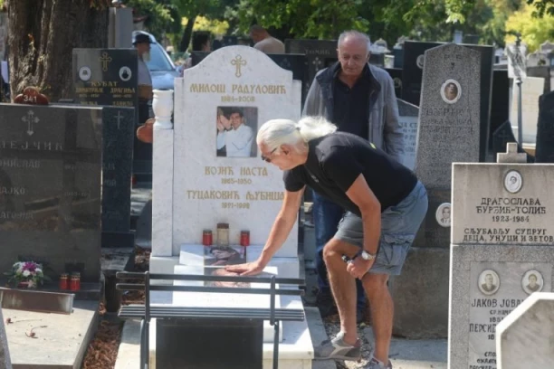 RAZARAJUĆE SCENE NA GROBU MARINE TUCAKOVIĆ, ZBOG FUTE CELA NACIJA U SUZAMA! Ovaj njegov potez će vas naježiti! (VIDEO)