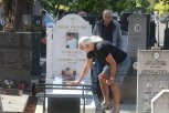 RAZARAJUĆE SCENE NA GROBU MARINE TUCAKOVIĆ, ZBOG FUTE CELA NACIJA U SUZAMA! Ovaj njegov potez će vas naježiti! (VIDEO)