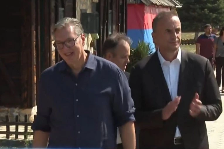 VUČIĆ U VELIKOJ PLANI! Predsednik Srbije obilazi etno-selo "Moravski konaci", meštani ga srdačno dočekali!
