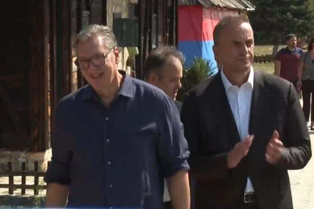 VUČIĆ U VELIKOJ PLANI! Predsednik Srbije obilazi etno-selo "Moravski konaci", meštani ga srdačno dočekali!