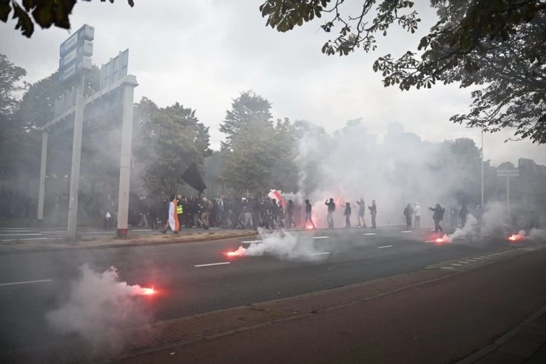 VANREDNO STANJE U DELOVIMA HAGA! Demonstranti se sukobili sa policijom, potpuni haos! (FOTO)