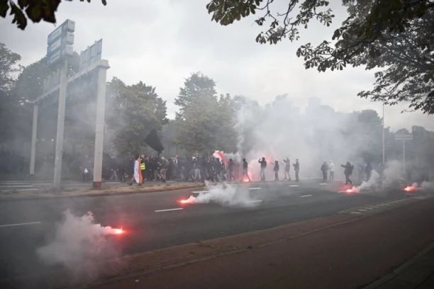 VANREDNO STANJE U DELOVIMA HAGA! Demonstranti se sukobili sa policijom, potpuni haos! (FOTO)