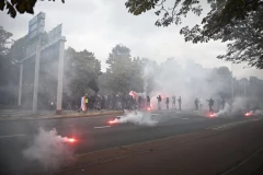 VANREDNO STANJE U DELOVIMA HAGA! Demonstranti se sukobili sa policijom, potpuni haos! (FOTO)
