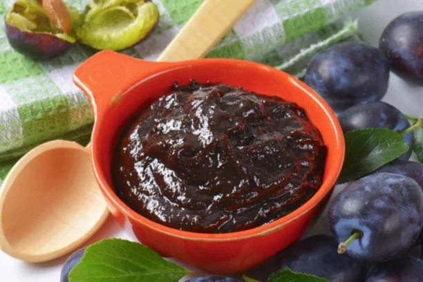 Najukusniji PEKMEZ OD ŠLJIVA pravi se u rerni: Zaboravite na mešanje i sate pored šporeta, uspeva svima!
