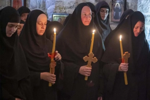 ISKUŠENICE BRANKA, TAMARA I ELENA DOBILE MONAŠKA IMENA PARASKEVA, JAKOVA I JEFIMIJA: Sestrinstvo manastira u Brskutu dobilo nove monahinje! (FOTO)