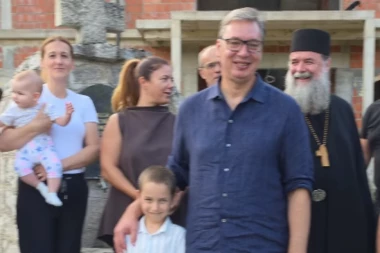 SRDAČAN DOČEK VUČIĆA U MANASTIRU PINOSAVA! Ispred svetinje sreo majku četvoro dece, pa poslao jaku poruku mladima! (VIDEO)