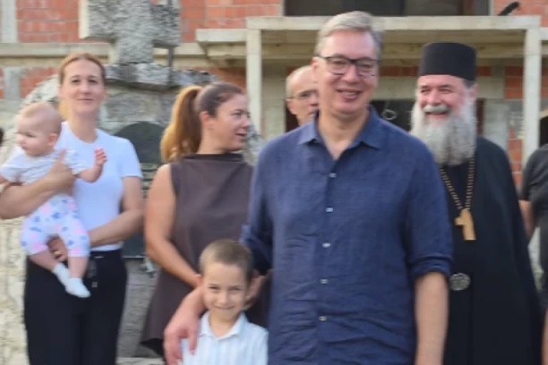 SRDAČAN DOČEK VUČIĆA U MANASTIRU PINOSAVA! Ispred svetinje sreo majku četvoro dece, pa poslao jaku poruku mladima! (VIDEO)