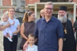 SRDAČAN DOČEK VUČIĆA U MANASTIRU PINOSAVA! Ispred svetinje sreo majku četvoro dece, pa poslao jaku poruku mladima! (VIDEO)
