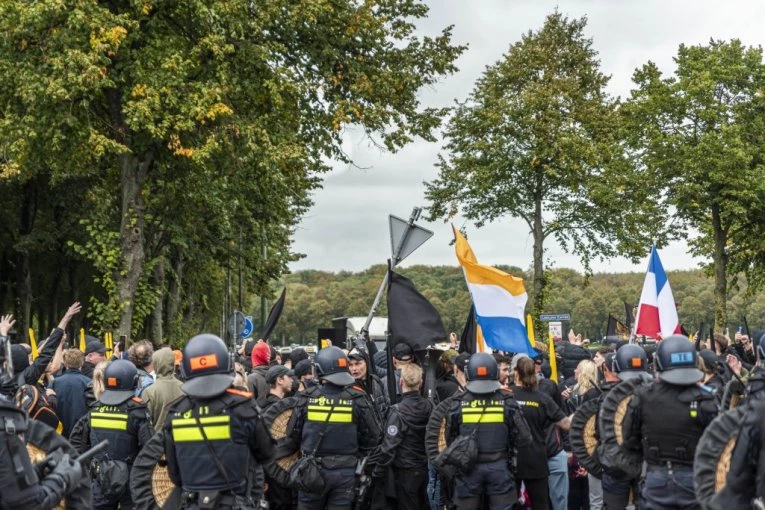 HAOS U HOLANDIJI! Protest desnice prerastao u nasilje - POLICIJA MORALA DA UPOTREBI VODENI TOP, PODIGNUTI I HELIKOPTERI! (FOTO)