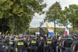 HAOS U HOLANDIJI! Protest desnice prerastao u nasilje - POLICIJA MORALA DA UPOTREBI VODENI TOP, PODIGNUTI I HELIKOPTERI! (FOTO)