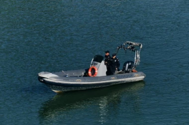 DRAMA KOD BARAJEVA! Mladi pecaroš sa strmine pao u jezero - u toku potraga!