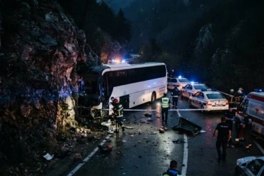 VOZAČ IZ SRBIJE UHAPŠEN ZBOG NESREĆE U CRNOJ GORI! Autobus pun osnovaca udario u kamenu kosinu kod Mojkovca, delovi stene se OBRUŠILI na vozilo!