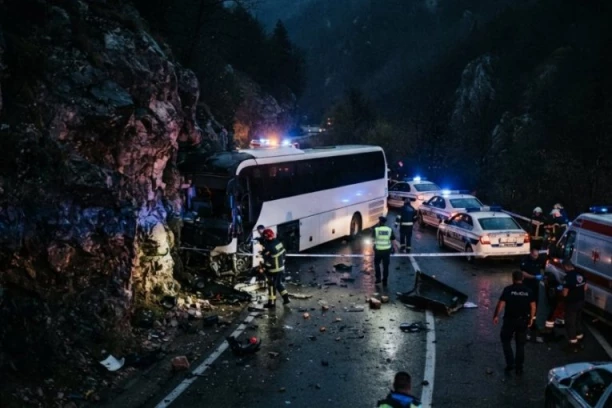 DECA SE VRAĆALA SA EKSKURZIJE, IMA I TEŠKO POVREĐENIH! Detalji stravične autobuske nesreće kod Mojkovca -VOZAČ POKUŠAO DA IZBEGNE ODRON PA SE ZAKUCAO U STENU!