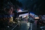 DECA SE VRAĆALA SA EKSKURZIJE, IMA I TEŠKO POVREĐENIH! Detalji stravične autobuske nesreće kod Mojkovca -VOZAČ POKUŠAO DA IZBEGNE ODRON PA SE ZAKUCAO U STENU!