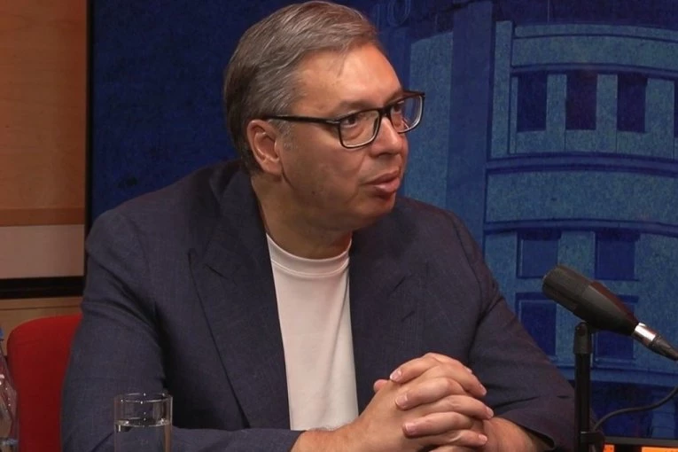 VUČIĆ SE OBRAĆA GRAĐANIMA! Predsednik za volanom govori o najvažnijim temama!