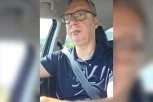 VUČIĆ SE OBRAĆA GRAĐANIMA! Predsednik za volanom govori o najvažnijim temama!