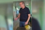 "TAKVI LJUDI VODE SRBIJU NAPRED!" Vučić posetio porodicu Milivojević, probao kupus koji proizvode! (VIDEO)
