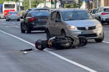 SUDAR U CENTRU BEOGRADA! Motociklista oboren kod Trga Nikole Pašića, stvaraju se gužve! (VIDEO)