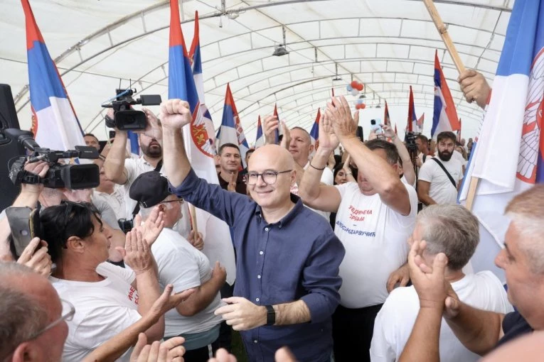 Miloš Vučević dočekao građane koji su pešačili iz Bačke Palanke do Futoga