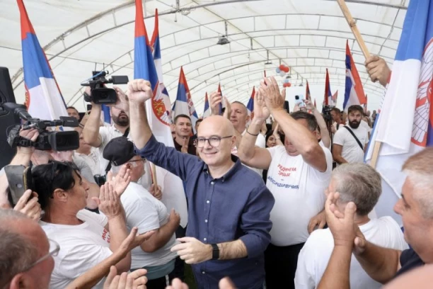 Miloš Vučević dočekao građane koji su pešačili iz Bačke Palanke do Futoga