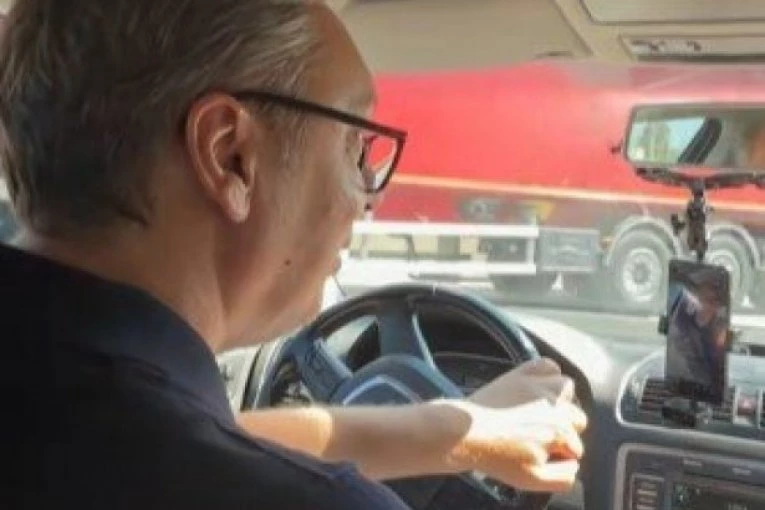 SVIRNUO PUTARIMA I SVATOVIMA U KOLONI! Evo kako reaguju kada vide predsednika Vučića za volanom! (VIDEO)