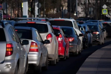 HAOS NA AUTO-PUTU KA SURČINU! Kolona duga nekoliko kilometara, a evo i zbog čega!
