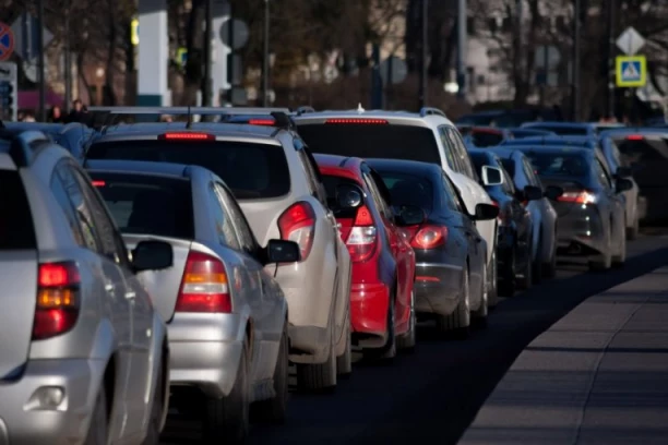 HAOS NA AUTO-PUTU KA SURČINU! Kolona duga nekoliko kilometara, a evo i zbog čega!