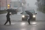 SNAŽNO NEVREME NAPRAVILO HAOS NA KRITU! Most se URUŠIO, automobil SLETEO u reku, bujice NOSE vozila, škole ZATVORENE, ostrvo ostalo BEZ STRUJE! (VIDEO)