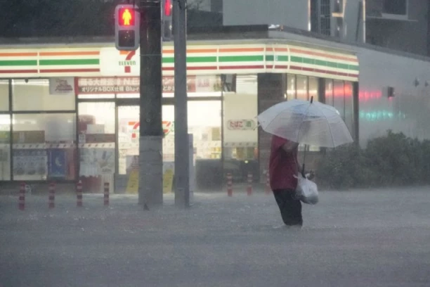 IMA POGINULIH, 1,6 MILIONA LJUDI SE SPREMA ZA EVAKUACIJU, OTKAZANO BLIZU 500 LETOVA...! Japan pogodio tajfun, scene kao iz horor filma! (FOTO)
