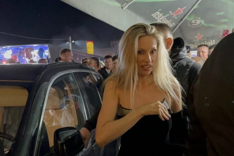 RADA MANOJLOVIĆ ULETELA KOLIMA U MASU: Napravila totalni haos na Šabačkom vašaru! (VIDEO)