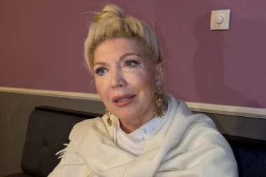 SVE SAM ZABORAVILA, DAVNO SAM BILA MLADA MAMA: Ovako Suzana Mančić čuva unuka, sina generala Talijana! (VIDEO)