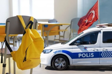 PRVI SNIMAK NAPADAČA U TURSKOJ! Naoružan trčao ulicom nakon PUCNJAVE ispred škole, policija ga brzo SAVLADALA - ĐACI BEŽALI U PANICI! (VIDEO)