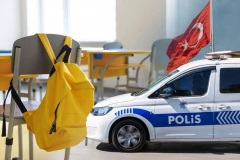 PRVI SNIMAK NAPADAČA U TURSKOJ! Naoružan trčao ulicom nakon PUCNJAVE ispred škole, policija ga brzo SAVLADALA - ĐACI BEŽALI U PANICI! (VIDEO)