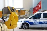 PRVI SNIMAK NAPADAČA U TURSKOJ! Naoružan trčao ulicom nakon PUCNJAVE ispred škole, policija ga brzo SAVLADALA - ĐACI BEŽALI U PANICI! (VIDEO)