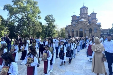 SUZE, MOLITVE I LITIJA OKUPILE GRAČANICU: Slavski kolač blagosiljan ispred zgrade Opštine (FOTO)
