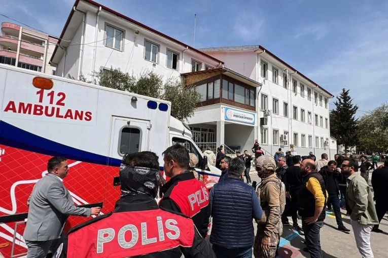 POČINIO KRVAVI PIR ZBOG DEVOJKE?! Napadač (15) dan ranije se potukao, pa došao sa SAČMARICOM I ZAPUCAO NA VRŠNJAKE: Novi detalji PUCNJAVE ISPRED ŠKOLE!